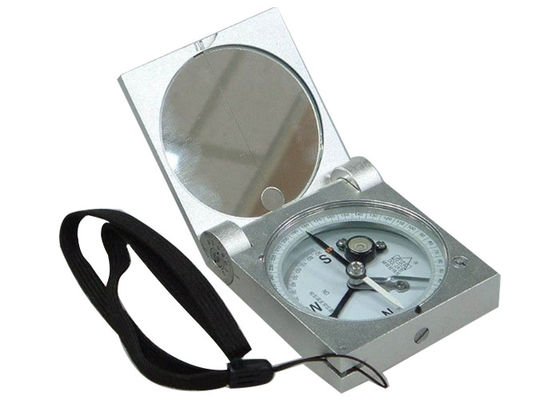 Los accesorios del instrumento de control del compás de la geología